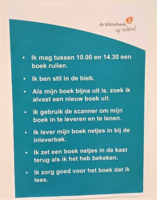 Op de foto de afspraken zoals ze aan de muur van de schoolbibliotheek van de Joannes XXIII school hangen.